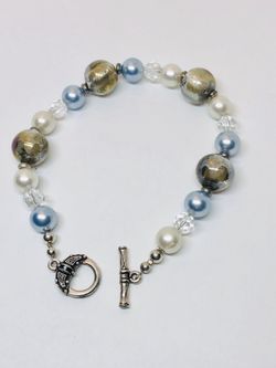 Pearl bracelet with silver plated clasp