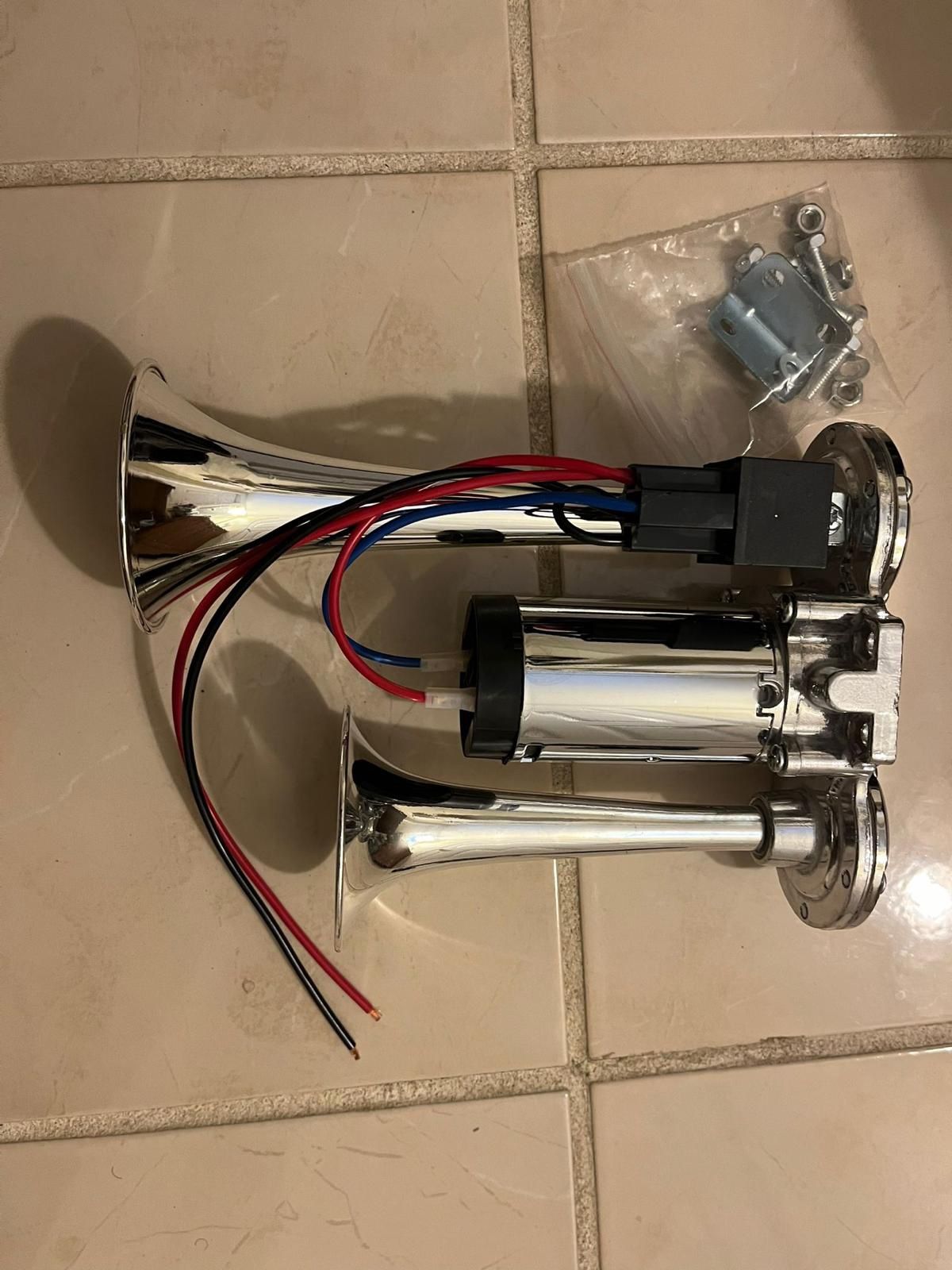 Powerful and loud duo trumpet air horn with compressor attached. Brand New. air horn for cars, truck, rv, atv, motorcycles, campers, boats, golf carts