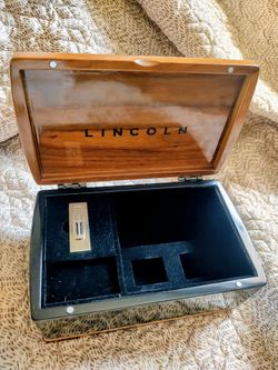 Lincoln luxury console box