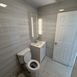 Remodeled 2/1 Dania Beach unit In Duplex 