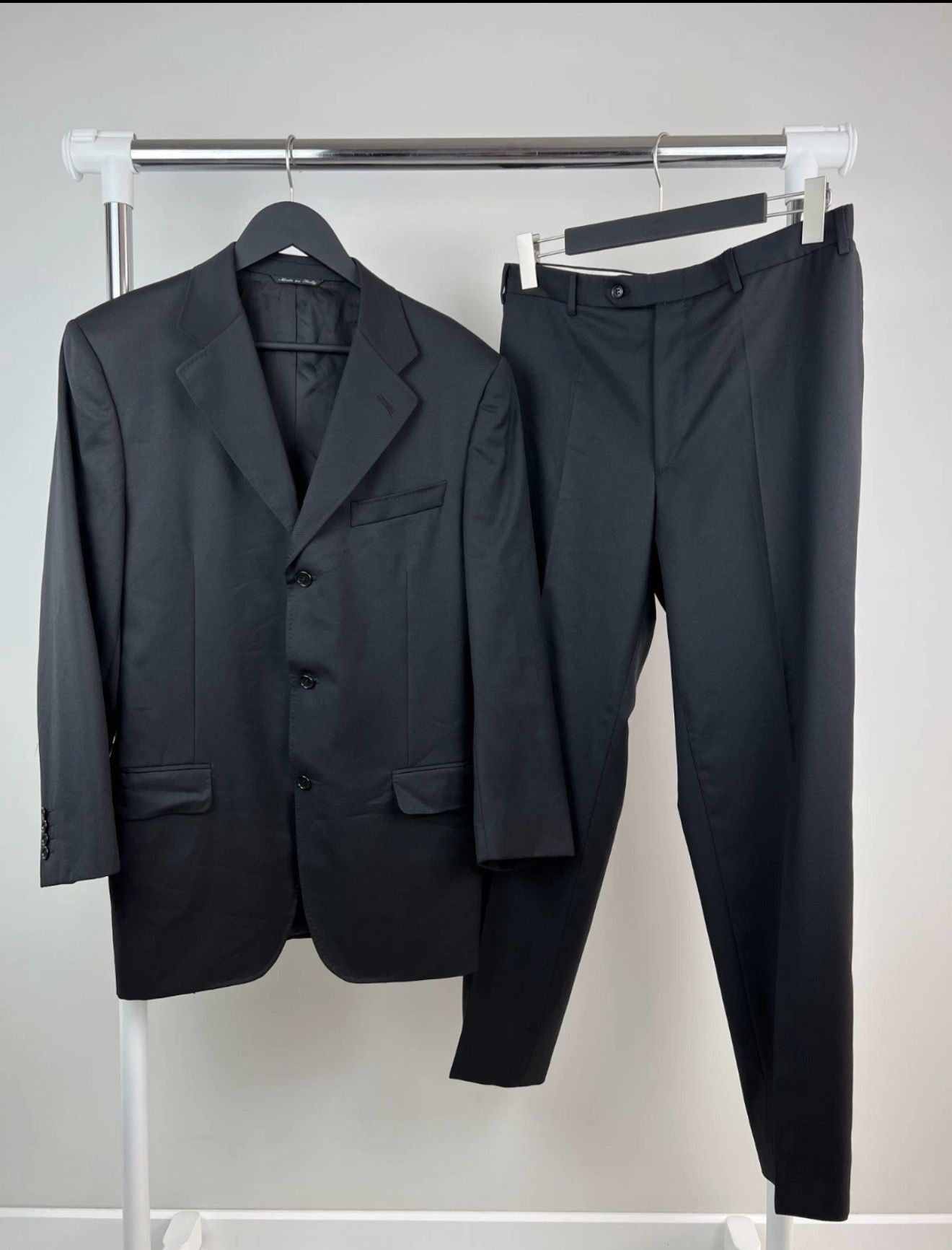 Canali Black two-piece suit, made in Italy. Suit: 40R, EU 50R. Pants: 32W 31L