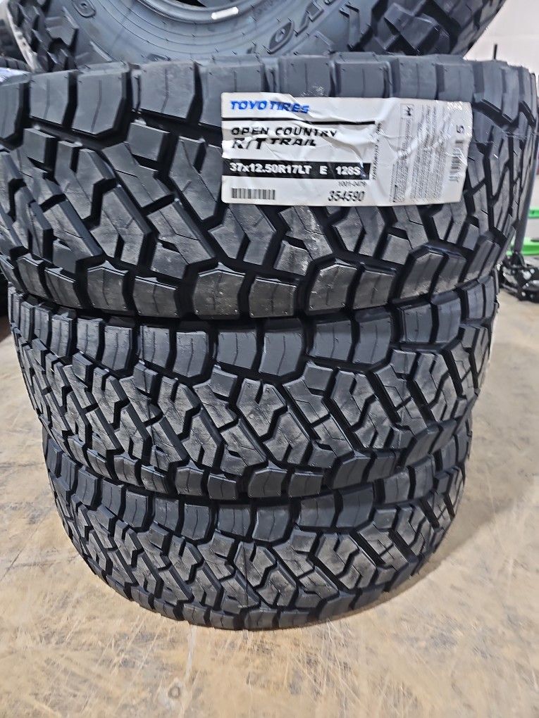 New Set Of Toyo Rt Trail 37 1250 17 Lt