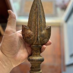 Contemporary Decorative Cast Iron Gold Painted Arrow Finial