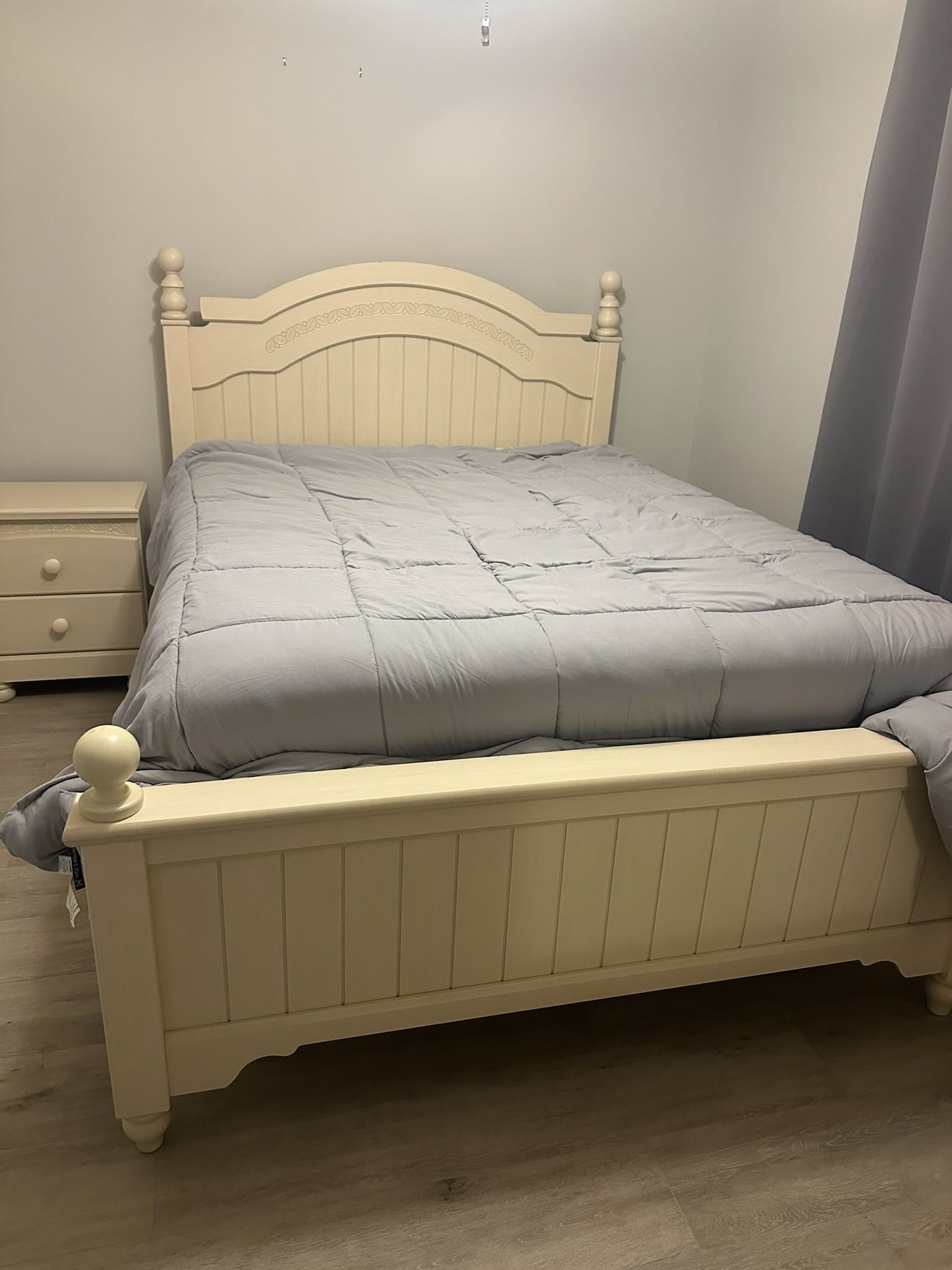 Bedroom Set With Queen Matress Included