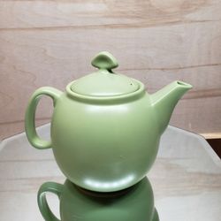 Chantal Ceramic Tea Pot Lid Locks In Place 