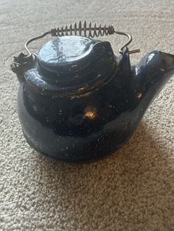 VINTAGE  UNIFLAME, 2.5 QUARTS BLUE SPECKLED PORCELAIN CAST IRON KETTLE