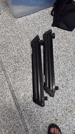Yakima snowboard/ski rack. No locks