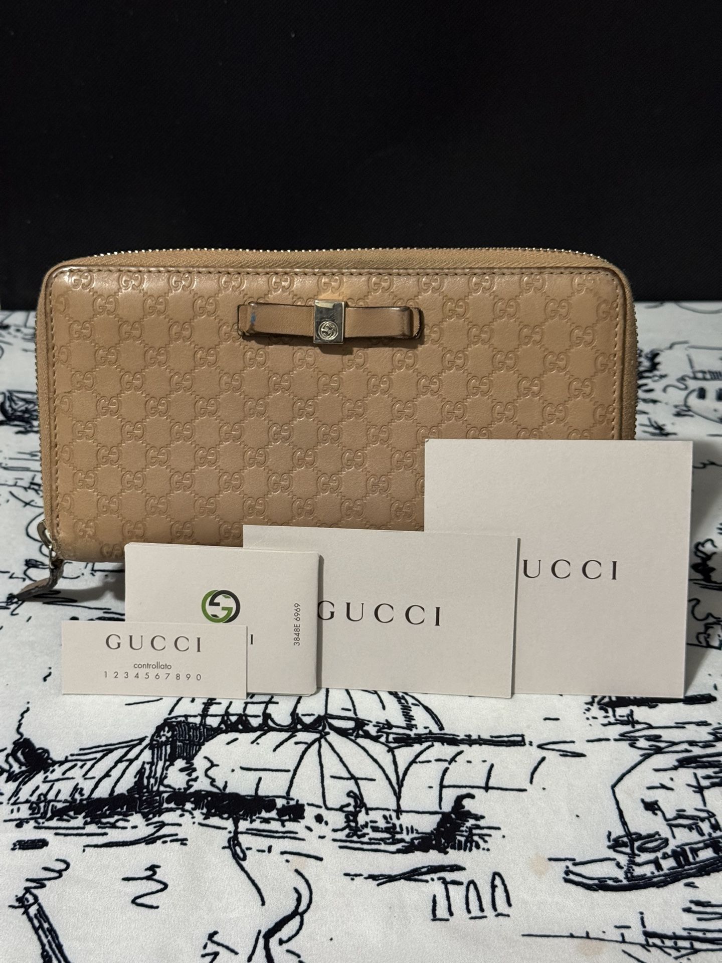 Original Gucci Beige Leather Zip Wallet