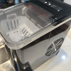 FRIGIDAIRE EFIC120-BLACKSS-SC  15170 Portable Ice Maker with 26 pound per day capacity SKU: EFIC120-BLACKSS-SC
