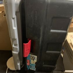 Rubbermaid storage container