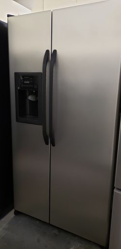 G.E STAINLESS REFRIGERATOR