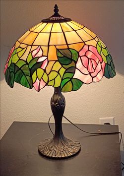 Tiffany style stained glass table lamp