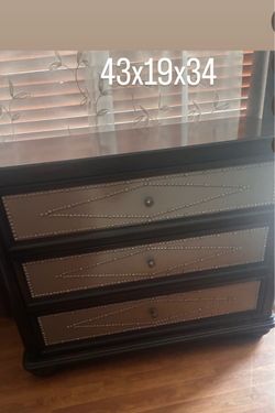 Beautiful 3-drawer dresser