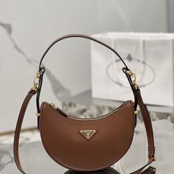 𝐏𝐫𝐚𝐝𝐚 Moon Handbag [New Version]