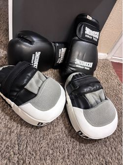 Leathers boxing gloves like new all for 65$