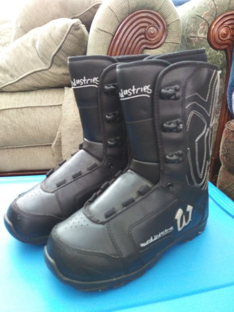 World Industries 6 snowboard boots