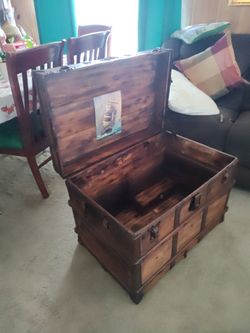 Flat top steamer trunk