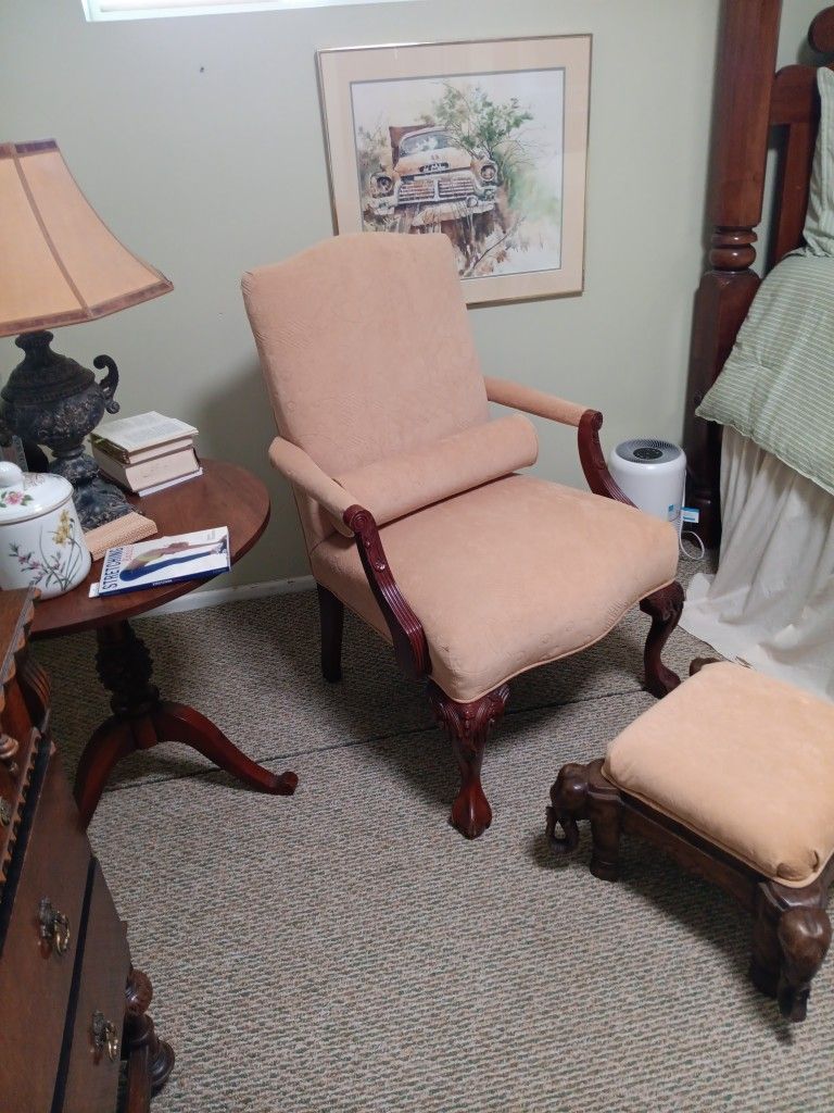 Chippendale Upholstered Lolling Chair