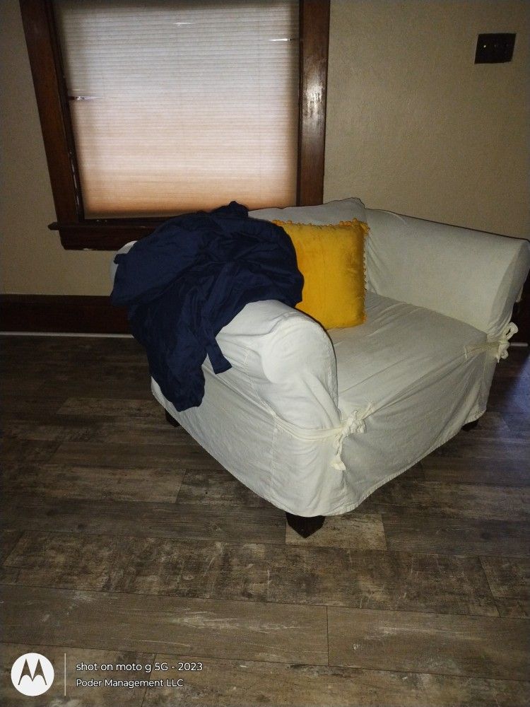 Comfy chair with washable cover 