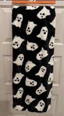 $30…New Storehouse Oversized Ghost Faux fur throw blanket 50’x70’ super soft! Please pickup in the area of 36th Ave and Pinnacle peak within 24hours