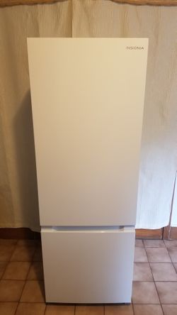 Refrigerator, Insignia with bottom Freezer , 11.5 cu.ft - 3 Month old. New !!!!