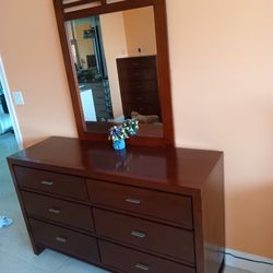 Chest Drawer With The Mirror 