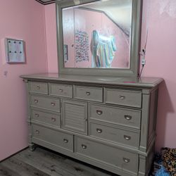 10 Drawer Dresser, 2 Are Secret Drawers