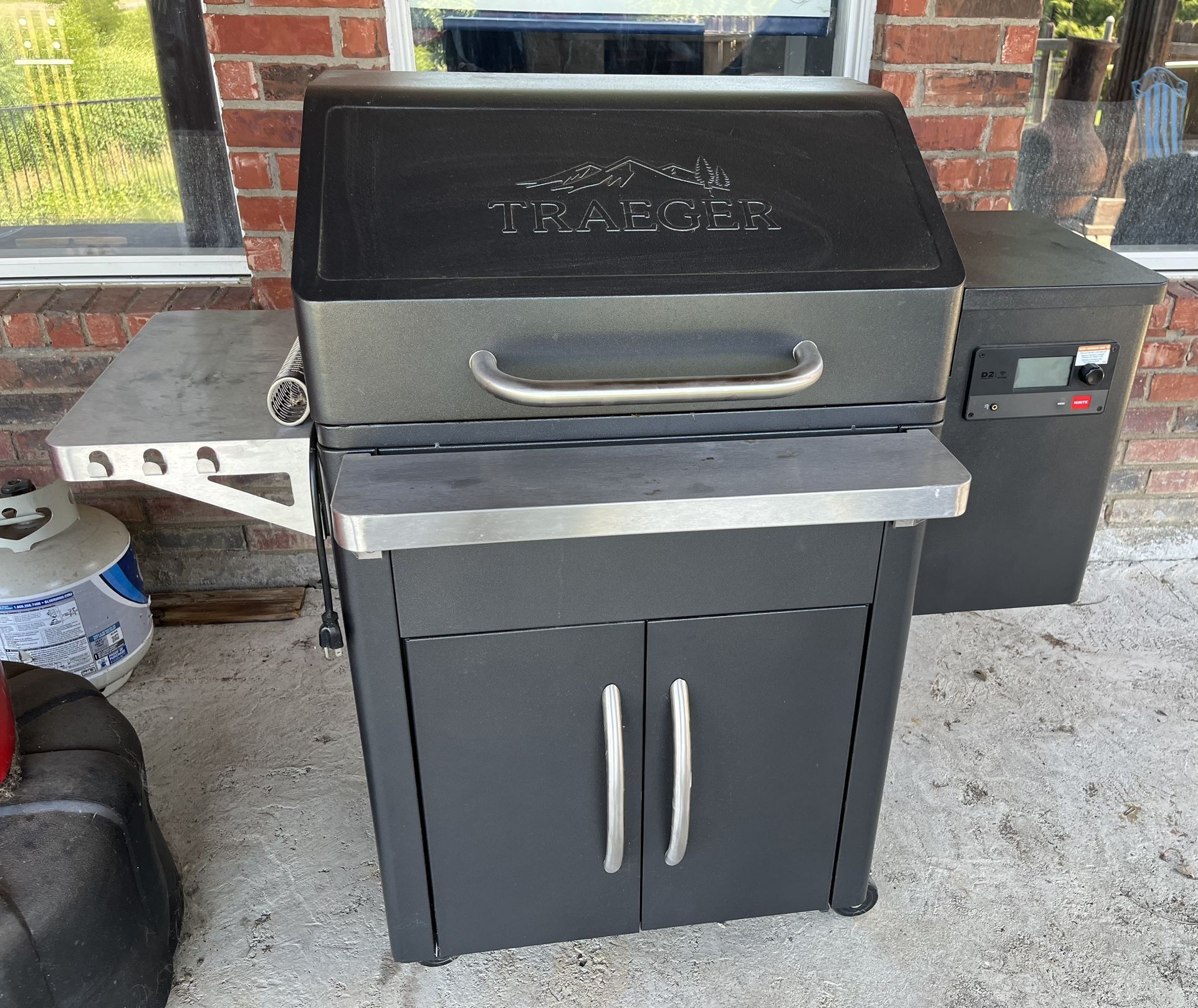 Traeger Silverton TFS62G/81B With Grill Cover