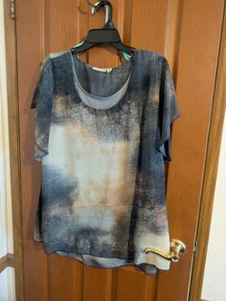 Dressbarn Woman 1X Blouse Chiffon Flutter Sleeve Rhinestone Abstract Gray Tan