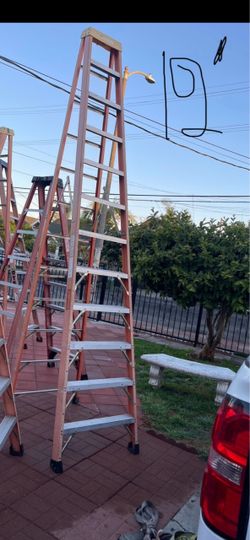 Excellent condition, 12 feet and more sizes available fiberglass ladders 🪜
