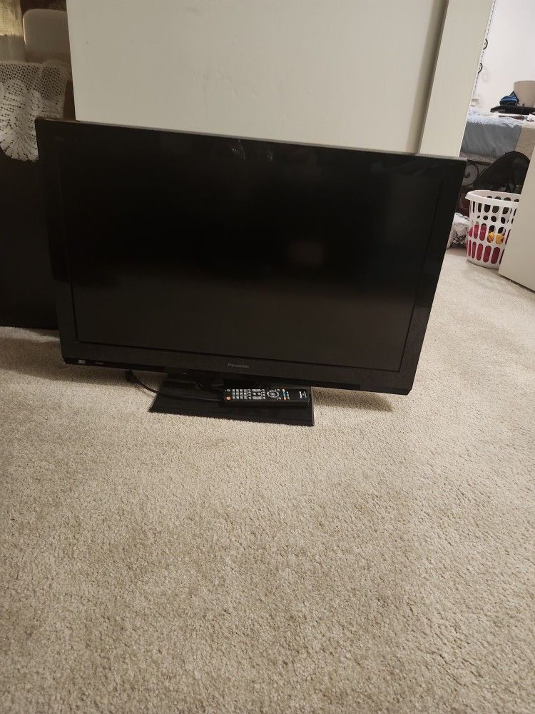 32 Inch Panasonic Flat Screen TV + Remote