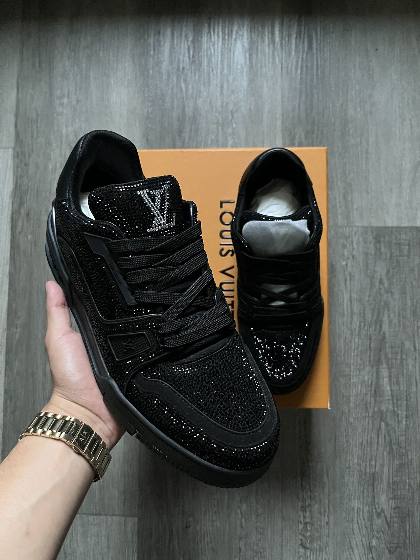 LV TRAINERS Sizes 9-10⚜️160💵