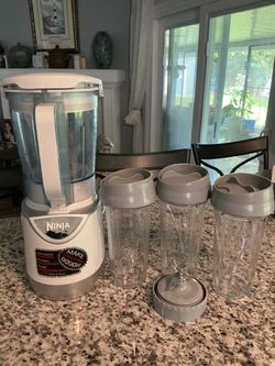 Ninja Kitchen System Pulse 700w 48oz Blender.perfect working .extras included.