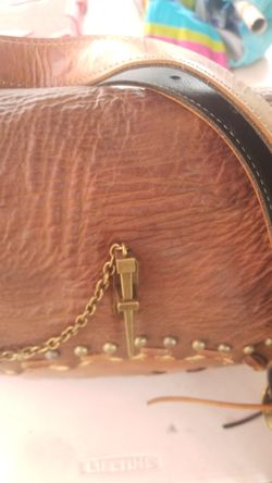 Unisex leather shoulder bag.