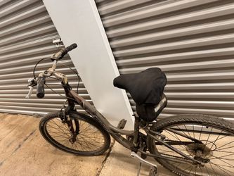 TREK WOMENS MOUNTAIN BIKE