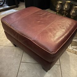 BEAUTIFUL LEATHER OTTOMAN 