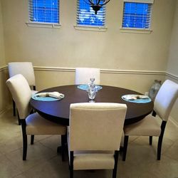 Bassett Dining Table & Chairs
