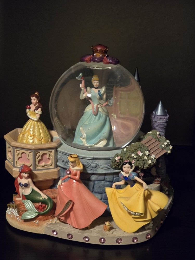 Princesses Snowglobe