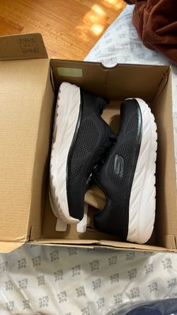 NEVER WORN SKECHERS
