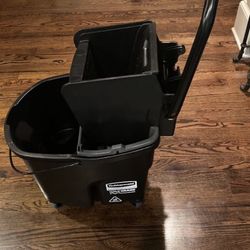 Rubbermaid 1863896 WaveBrake Side-Press Wringer/Bucket Combo, 35 Qt, Black