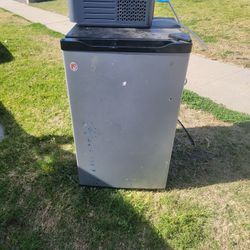 Mini Fridge And Ice Machine 