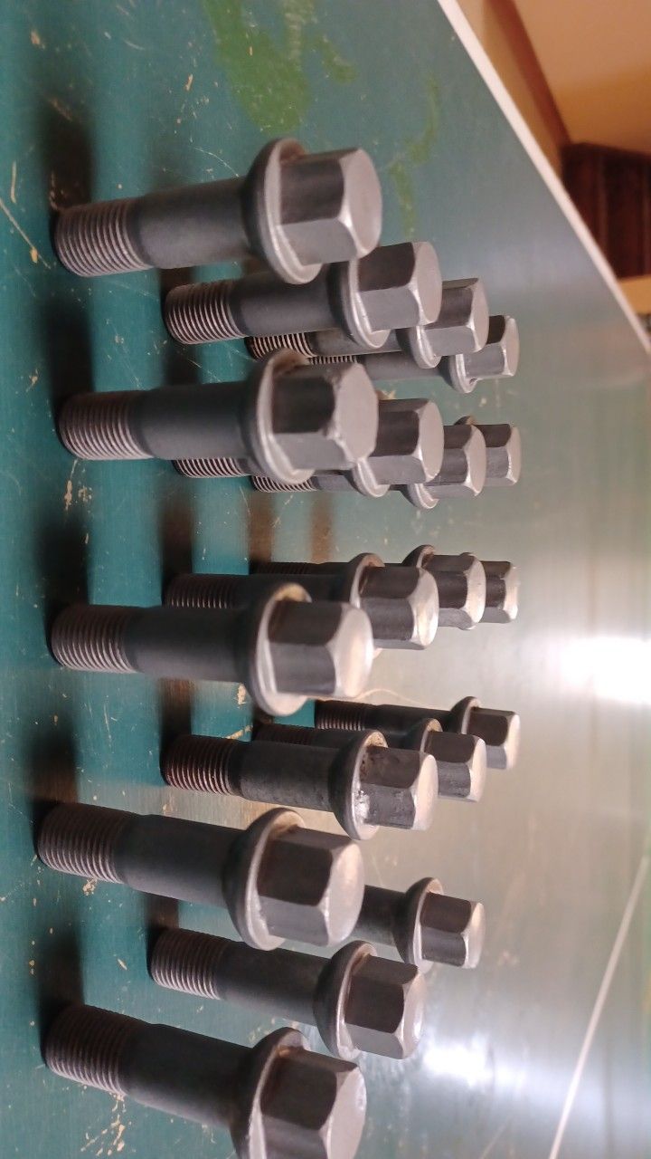 Mercedes Weel Bolts