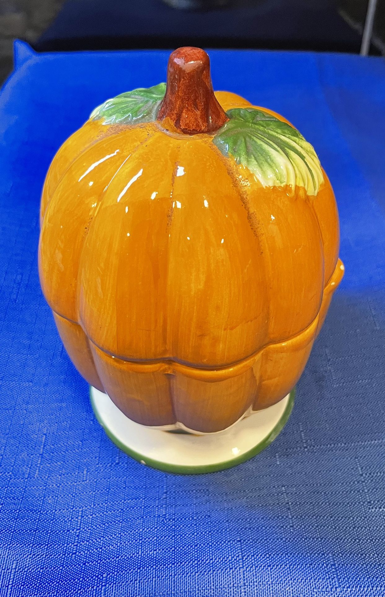 Adorable Ceramic Hand Citrus Juicer In Shape If A Pumpkin