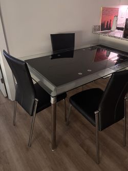 🚨 Must Sell by Tuesday – Expandable Glass Dining Table + 6 Reclinable Chairs