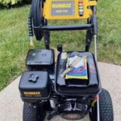 DEWALT 4000 PSI 3.5 GPM Gas Cold Water Pressure Washer with HONDA GX270 Engine
