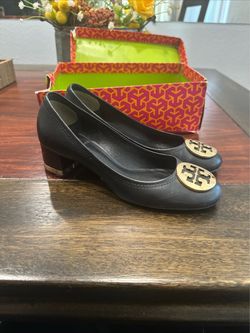 Tory Burch Basic Amy Pump Black/Gold Logo Round Toe Block Heel Slip-On 8
