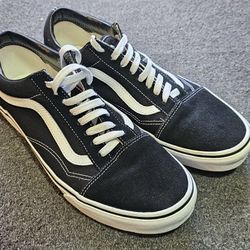 2 Pairs Of Like-New Men's 11 Vans Old Skool Shoes 