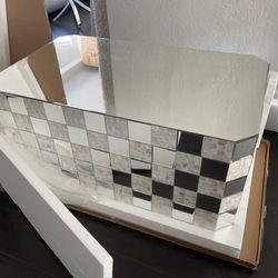 MIRRORED COFFEE TABLE PICK UP TODAY 