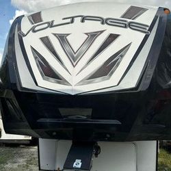 2017 Dutchmen Voltage 43 Ft/pies 3 Cuartos Toy Hauler