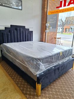 New 5pc Queen Bedroom With Lighting In Headboard